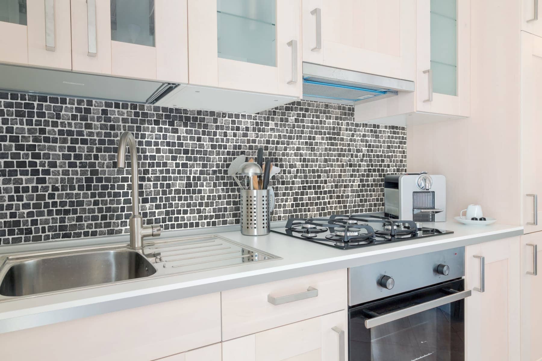 Stunning black and white kitchen with natural backsplash